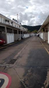 ein leerer Parkplatz vor einem Gebäude in der Unterkunft Casa de Férias in Guarujá