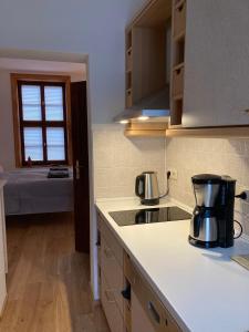 a kitchen with two coffee makers on a counter at Stieg 1 in Quedlinburg