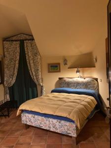 1 dormitorio con 1 cama en una habitación en B&B MontAlbano, en Caserta