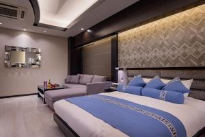 土浦市にあるHOTEL Dior7つくばのベッド2台とソファが備わるホテルルームです。