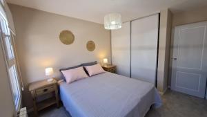 a bedroom with a bed with two night stands and two lamps at 4 Soles in San Carlos de Bariloche
