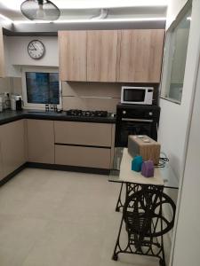 uma cozinha com uma mesa e um relógio na parede em Mírame Casa Vacanza em Ovindoli