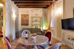 A television and/or entertainment centre at Sant'Angelo - Fenice Apartments in Venice