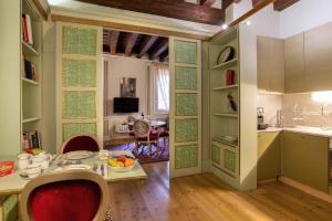 A kitchen or kitchenette at Sant'Angelo - Fenice Apartments in Venice