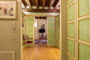 A television and/or entertainment centre at Sant'Angelo - Fenice Apartments in Venice
