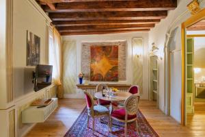 A television and/or entertainment centre at Sant'Angelo - Fenice Apartments in Venice