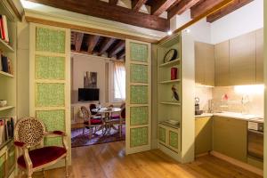 A kitchen or kitchenette at Sant'Angelo - Fenice Apartments in Venice