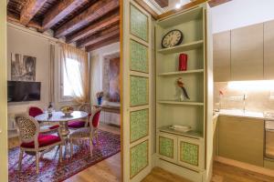 A television and/or entertainment centre at Sant'Angelo - Fenice Apartments in Venice