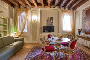 A television and/or entertainment centre at Sant'Angelo - Fenice Apartments in Venice