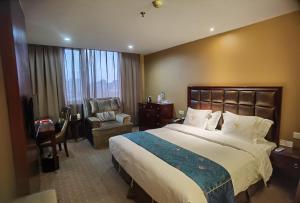 Pokój hotelowy z dużym łóżkiem i krzesłem w obiekcie Beijing Dongjiaominxiang Hotel w Pekinie