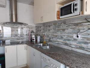 Η κουζίνα ή μικρή κουζίνα στο Impeccable 2-Bed House in Viana do Castelo