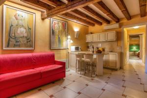 A kitchen or kitchenette at Sant'Angelo - Fenice Apartments in Venice