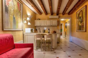A kitchen or kitchenette at Sant'Angelo - Fenice Apartments in Venice