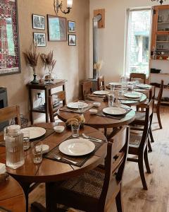 Kudrat - A Boutique Homestay- Tirthan Valley的休息区