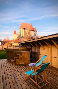 una silla en la parte superior de una terraza de madera en Casa Eva Wagner - Biertan en Biertan