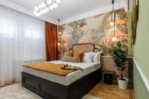 Un pat sau paturi într-o cameră la HOLT - Birds of Paradise