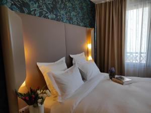 Кровать или кровати в номере Dali Hôtel Perpignan - Restaurant