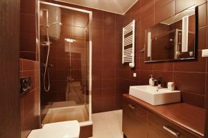 Kúpeľňa v ubytovaní ApartSerwis - Apartament Paryski