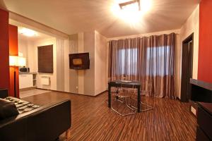 sala de estar con sofá y mesa en ApartSerwis - Apartament Paryski, en Zakopane