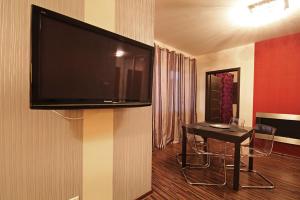 Televízia a/alebo spoločenská miestnosť v ubytovaní ApartSerwis - Apartament Paryski