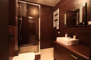 Kúpeľňa v ubytovaní ApartSerwis - Apartament Paryski