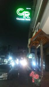ein beleuchtetes Tankstellenschild in der Nacht in der Unterkunft CR.HOTEL in Makkasan