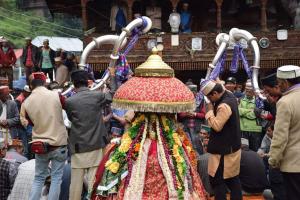 BanjārにあるKudrat - A Boutique Homestay- Tirthan Valleyの大物を持つ祭りの周りに立つ人々 +37枚の写真