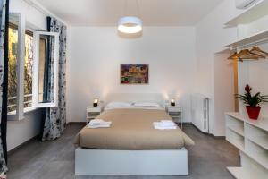 um quarto com uma cama e duas janelas em Sant'Erasmo Suite em Roma