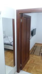 Un pat sau paturi într-o cameră la APARTMAN MIKA