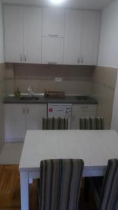 O bucătărie sau chicinetă la APARTMAN MIKA