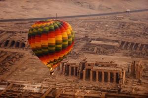 une montgolfière colorée survolant une ville dans l'établissement Sinderella Private Pool Villa, à Louxor