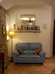 スペッロにあるNel cuore di Spelloのリビングルーム(青いソファ、本棚付)