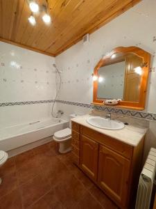 A bathroom at Cal Patola Xic