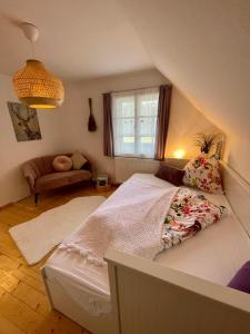 ハウス・イム・エンスタールにあるKramasuri - Ein Häuschen zum Verliebenのベッドルーム1室(屋根裏に大きな白いベッド1台付)