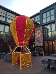 eine große Heißluftballon-Skulptur vor einem Gebäude in der Unterkunft Hotel Borneo in Pančevo