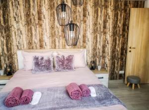 um quarto com uma cama com toalhas cor-de-rosa em Apartament Feels like home Secluded Terrace em Iaşi