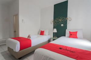 Katil atau katil-katil dalam bilik di RedDoorz At Sani Guest House