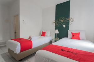 Ένα ή περισσότερα κρεβάτια σε δωμάτιο στο RedDoorz At Sani Guest House Balikpapan