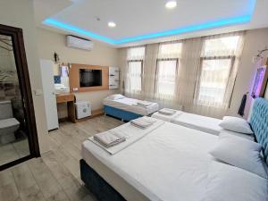 una camera d'albergo con due letti e un bagno di Grafen Hotel a Istanbul