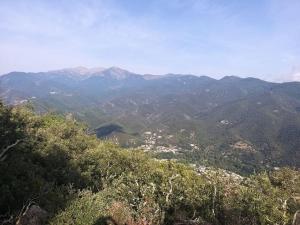 - une vue sur une vallée avec des montagnes au loin dans l'établissement Rez de jardin cosy avec terrasse fleurie, à Arles-sur-Tech