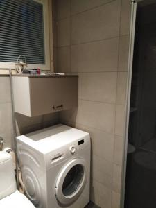 a washer and dryer in a bathroom at Pikkuporo in Syöte