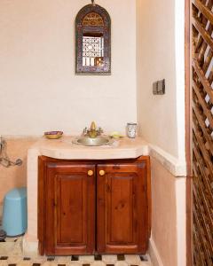 baño con lavabo y ventana en Riad Wardate Rita, en Marrakech