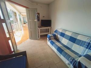 a living room with a couch and a television at Pousada Colibris in Pinhal