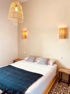 - une chambre avec un lit doté d'une couverture bleue dans l'établissement Hostel La Smala, à Essaouira