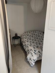 sypialnia z łóżkiem z czarno-białym kocem w obiekcie Studio de charme, au calme dans le vieux Chaumont w mieście Chaumont