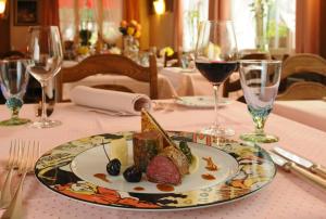 un piatto di cibo su un tavolo con bicchieri da vino di Chalet Stöckli a Wilderswil