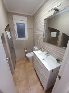 哈維亞的住宿－SOBERANA JAVEA，一间带水槽、卫生间和镜子的浴室