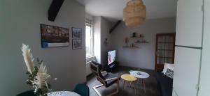 ein kleines Wohnzimmer mit einem Tisch und Stühlen in der Unterkunft Le Rohan in Colmar