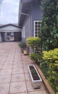 un patio exterior de una casa con plantas en casa a 5 minutos do aeroporto e Univida en Araraquara