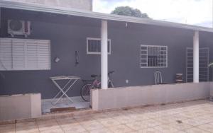 a house with a bike parked on the side of it at casa a 5 minutos do aeroporto e Univida in Araraquara